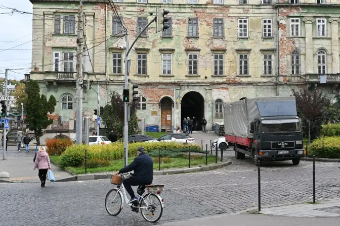 Працівники почали монтувати риштування біля фасаду театру