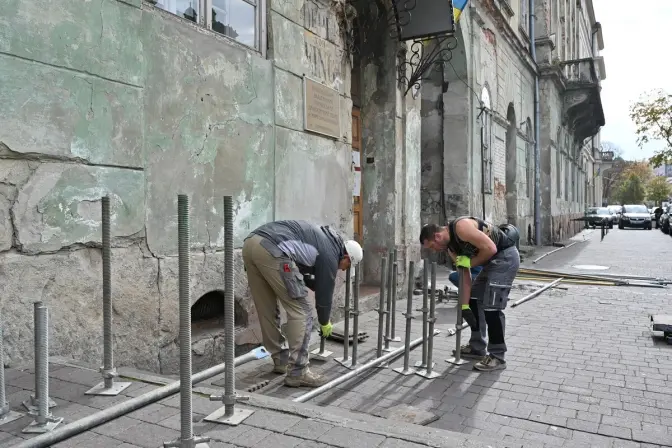 Працівники почали монтувати риштування біля фасаду театру