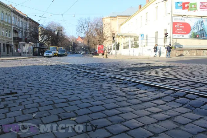 Бруківка, плитка, асфальт. Чим замостять вулицю Бандери під час реконструкції