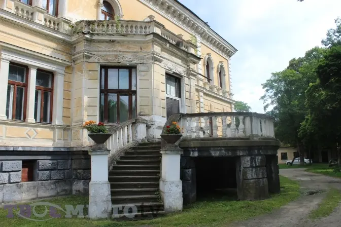 Як виглядає Палац Гредлів, в якому планують відкрити туристичний центр Карпат