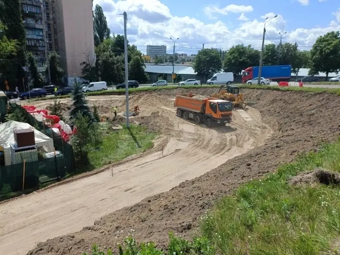 На оновленому Дегтярівському шляхопроводі з’являться велодоріжки і тротуари
