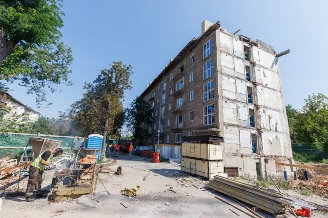 У Києві відновлюють 3 під'їзди багатоповерхівки, зруйновані російською ракетою в липні 2024 року