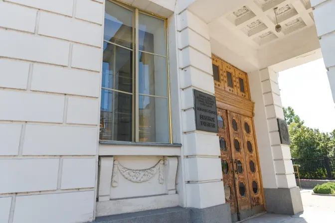 У Київському будинку учителя під час реставрації знайшли автентичне фарбування вікон та латунні лиштви