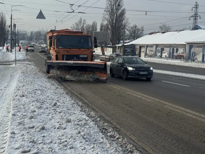 У столиці до зимового утримання доріг щоденно залучають близько 300 одиниць спецтехніки