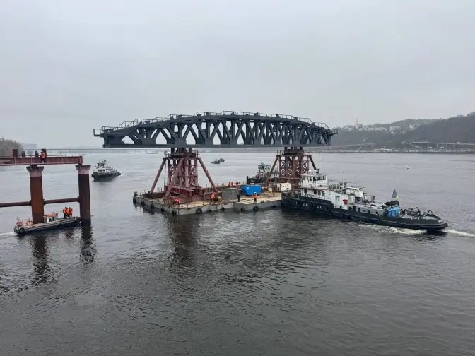 У Києві розпочали монтаж арочних конструкцій під мостом Метро