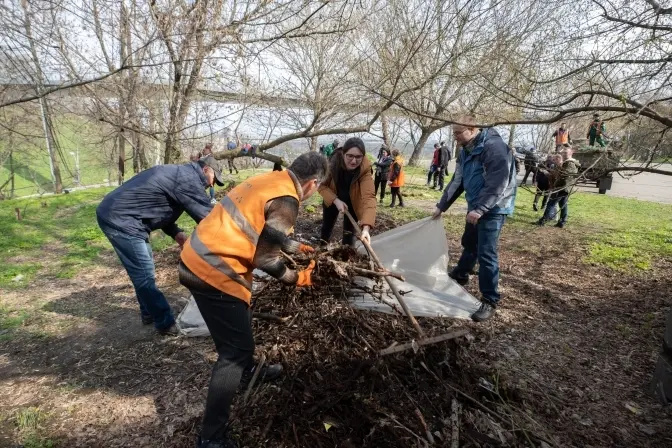 В Києві під час толоки вивезли понад 6 тисяч кубометрів сміття