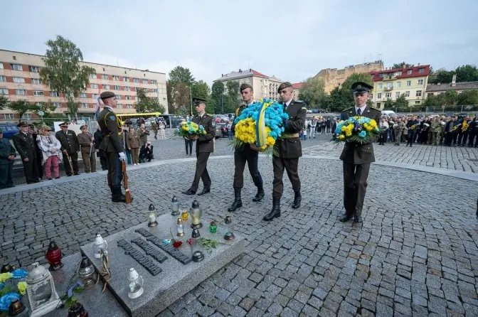На Личаківському кладовищі вшанували загиблих на війні Героїв. Фото