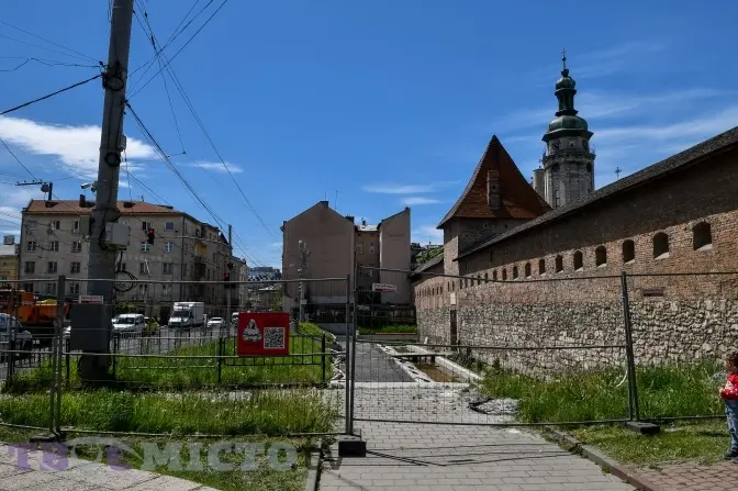 У Львові знову призупинили роботи біля Глинянської брами, цього разу – через воєнний стан. Фото