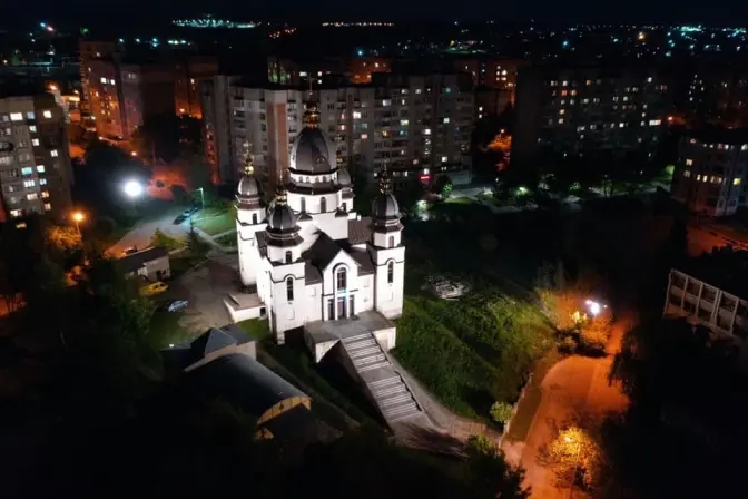 На Сихові у Львові підсвітили два храми. Атмосферні фото