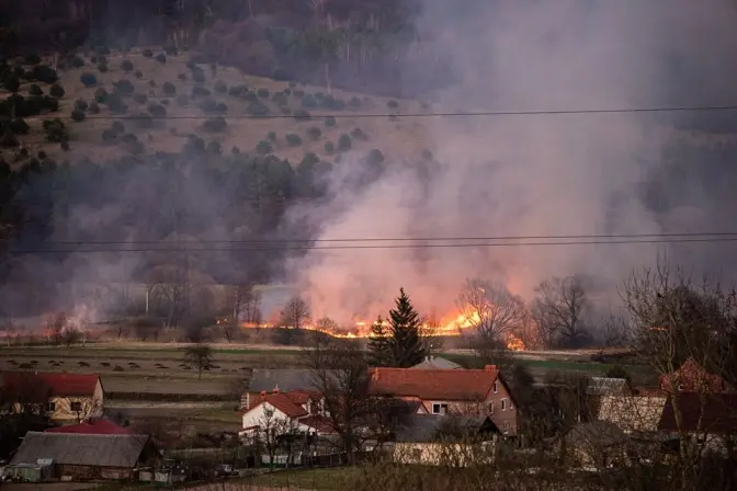 На Львівщині селяни самі затримали палія сухої трави. Відео