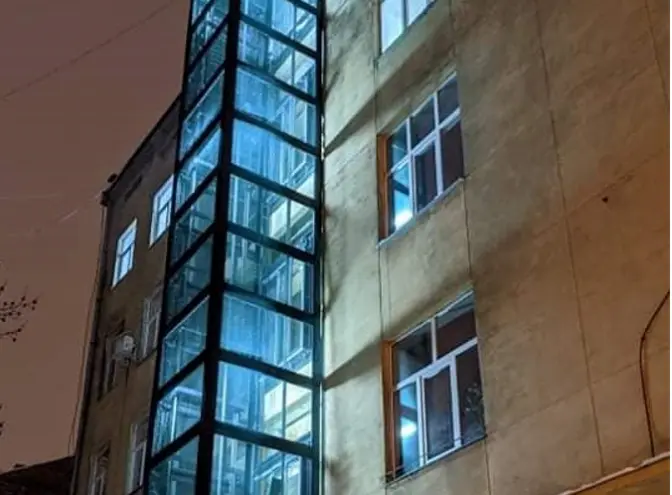 У Львові встановили зовнішній ліфт біля поліклініки на вулиці Чупринки. Фото
