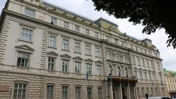 Працівницю ЛОВА звільнили після відмови встати під час гімну України. Підсумки доби