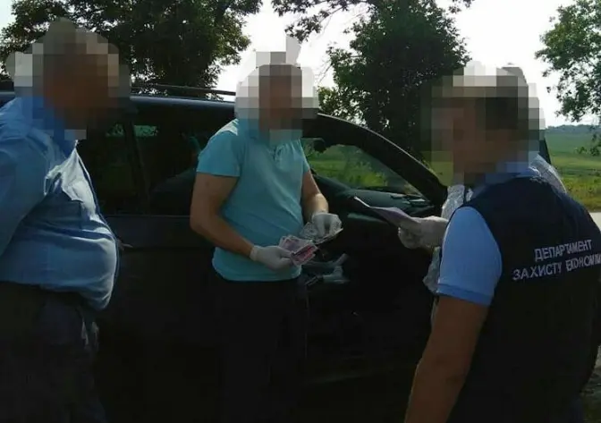 На Львівщині викрили митників, що брали хабарі за ввезення «євроблях»
