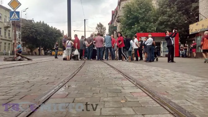 Без світлофора і з поганим водовідведенням. Які проблеми бачать мешканці в ремонті Личаківської