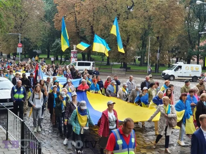 Львів'яни вийшли на Марш нескорених, щоб подякувати військовим. Фото, відео