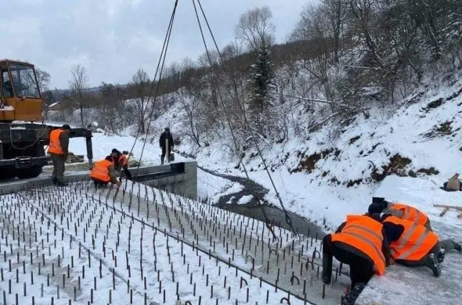 Як на Львівщині взимку ремонтують міст між Східницею та Уричем. Фото