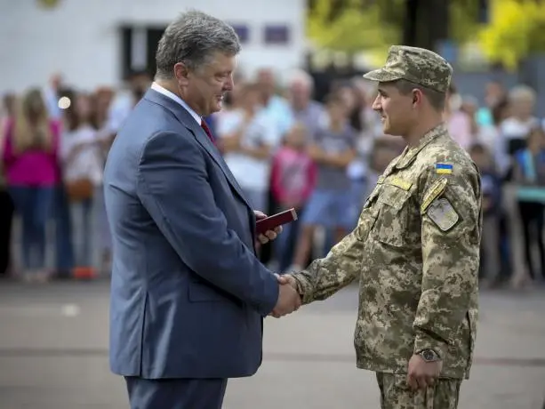На Львівщині Президент нагородив льотчиків. 4 історії Героїв АТО