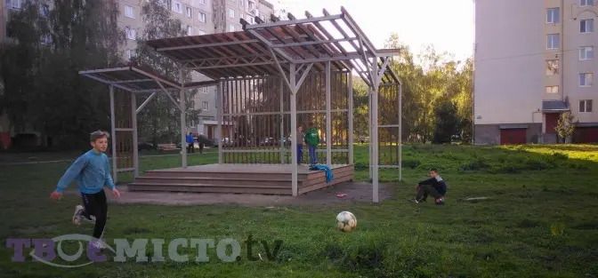 Хроніки перголи. Як живе громадський простір у Рясному-2