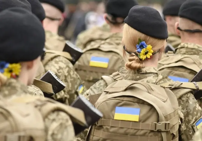 Від завтра жінки-медики повинні стати на військовий облік. Як це зробити та чи можна буде виїжджати за кордон