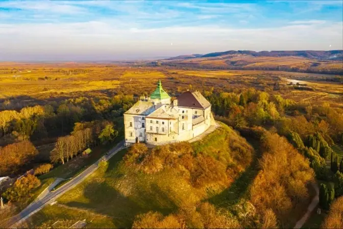 Олеський замок/ mandrivnuk.info