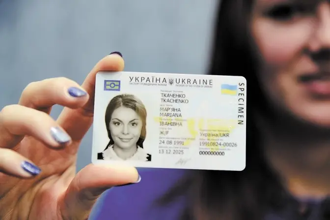 Українці отримуватимуть біометричні паспорти із 14 років. Офіційно