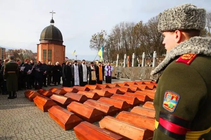 Фото дня у Львові: у місті перепоховали 511 жертв тоталітарних режимів