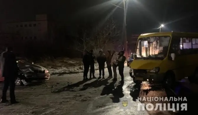 На Львівщині неповнолітній водій без прав в’їхав у маршрутку. Є постраждалі