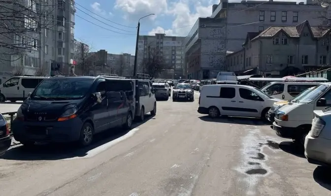 На Сихові впорядкують паркування біля торгового центру
