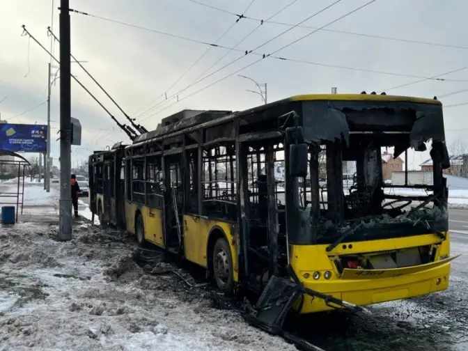 На Троєщині в Києві згорів тролейбус. Ймовірно через підпал