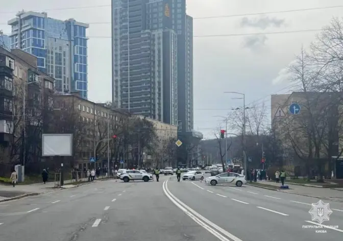 Уламки російської ракети влучили у нежитлову будівлю на Печерську