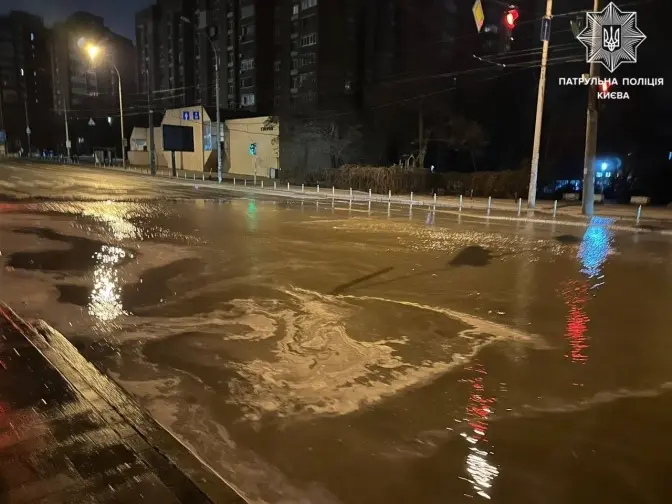 Велику Васильківську в Києві знову затопило через прорив труби
