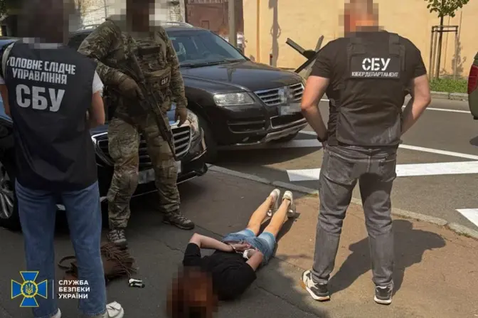 СБУ викрила жінку, яку підозрюють у підготовці терактів і ракетних атак на Київ