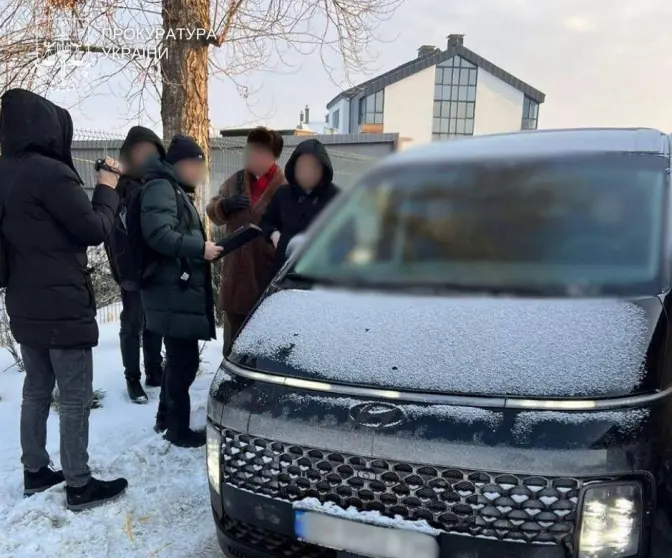 У Дніпровській РДА Києва викрили схему завищення цін на генератори для шкіл: начальниця відділу освіти у розшуку