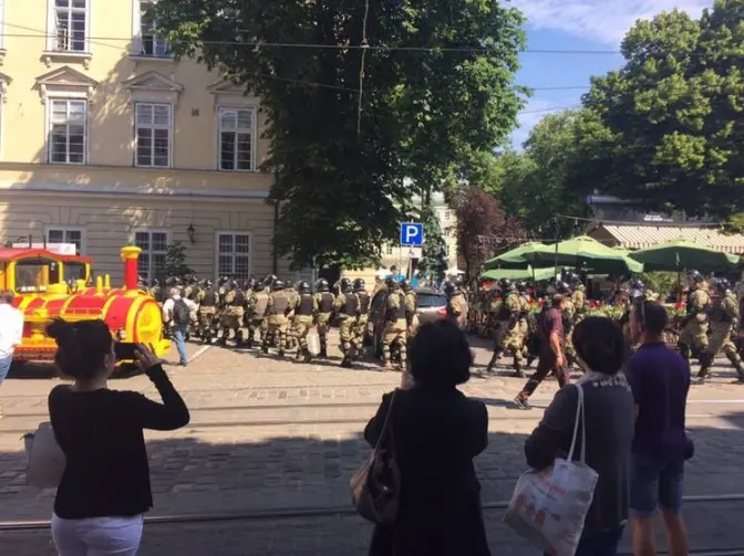 У львівській мерії - пікет та сутички. Фото. Відео. Оновлюється