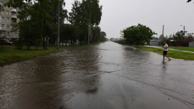 На Львівщині під час зливи затопило вулиці Дрогобича. Відео