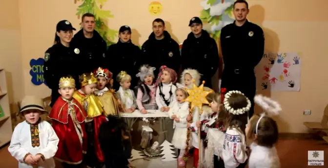 Патрульна поліція та дитячий вертеп привітали львів’ян із Різдвом. Відео