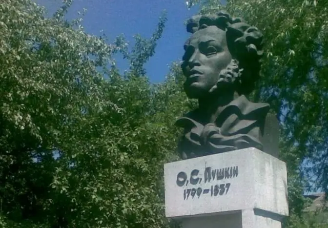 У селі на Львівщині демонтують погруддя Пушкіну