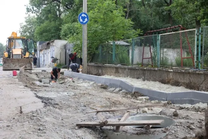 Біля Львівського онкоцентру оновлюють дорогу й тротуари: коли завершать роботи
