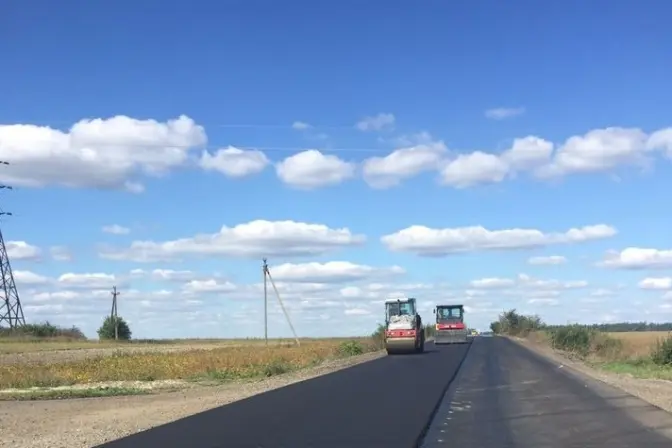 Як на Львівщині роблять поточний ремонт дороги. Фото