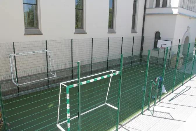 У Львові буде дитячий спортмайданчик із мультифункціональною травою. Фото