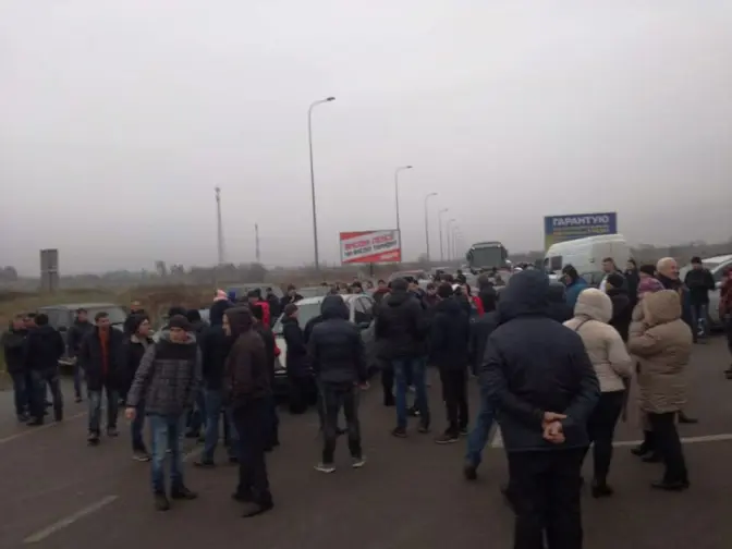Пікетувальники почали пропускати авто на кордоні з Польщею на Львівщині