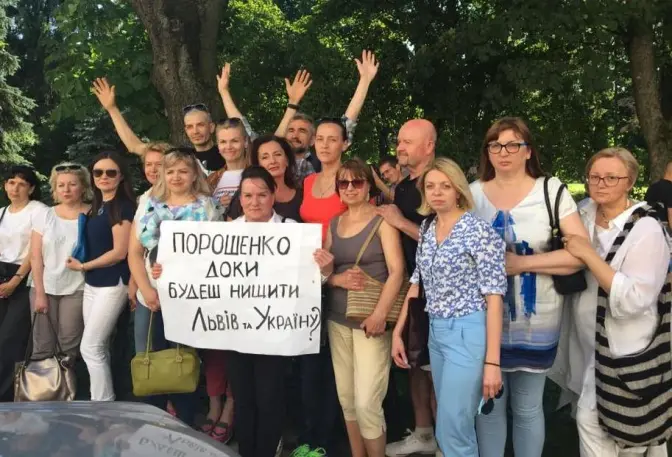 Дружина Садового прийшла протестувати проти сміттєвої блокади під Львівську ОДА