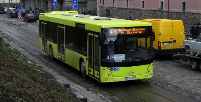 Через запуск великих автобусів у трамваях Львова зменшився пасажиропотік