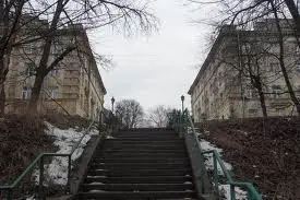 У Львові почали ремонтувати сходи між гуртожитками Львівської політехніки