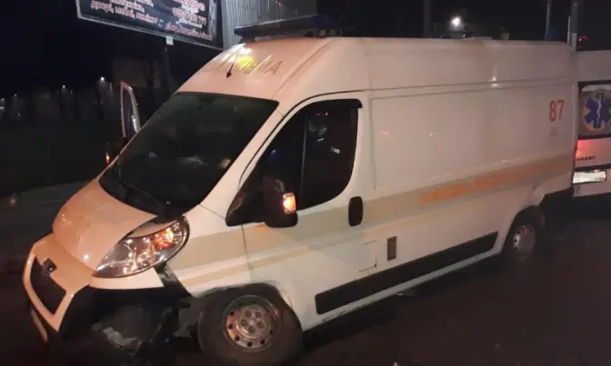 У Львові зіштовхнулись Opel та автівка «швидкої». Є постраждалі. Фото