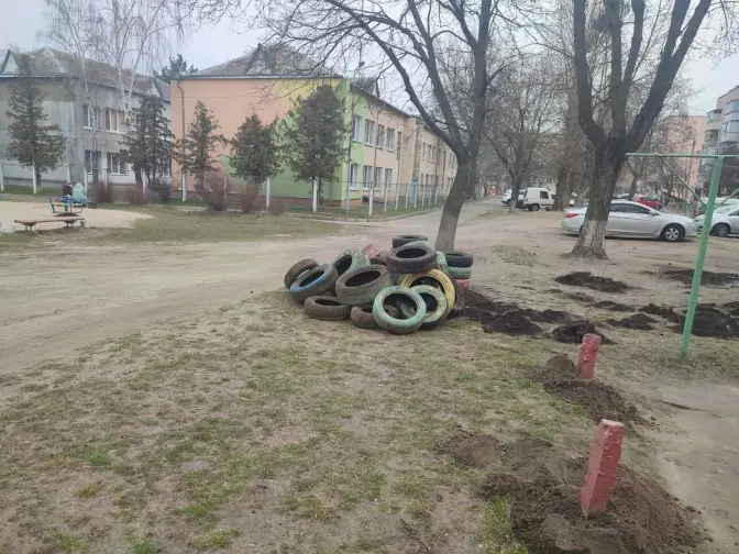 На Дарниці прибрали шини з чотирьох локацій