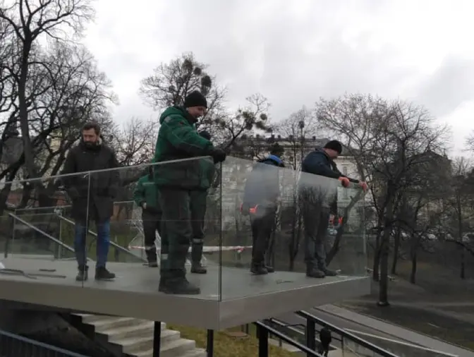На Меморіалі Небесної Сотні змінили розбите скло за 6 тисяч гривень