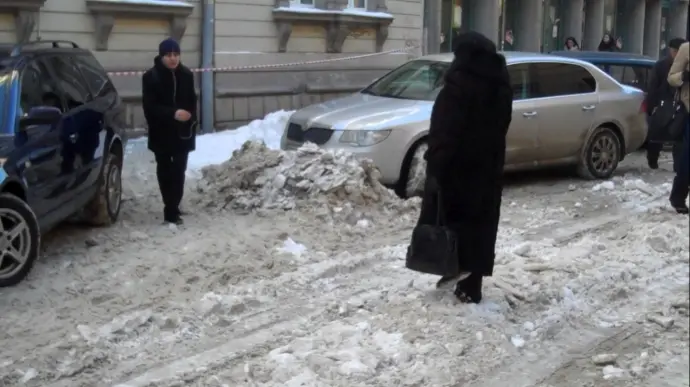 На тротуарах у центрі Львова слизько і багато снігу. ВІДЕО