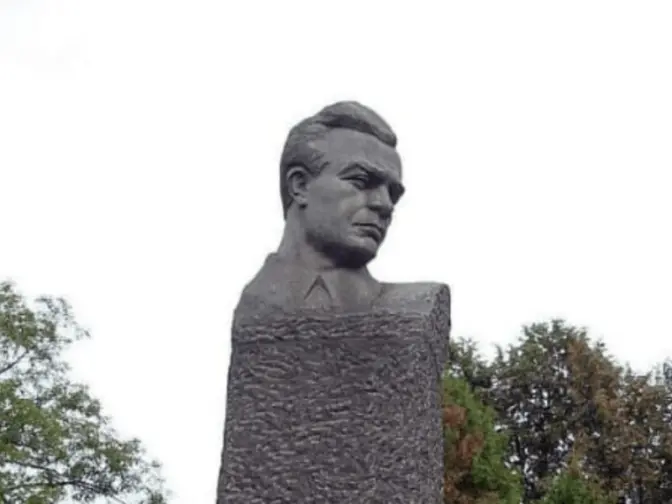В Києві демонтували пам’ятник більшовику Кирпоносу