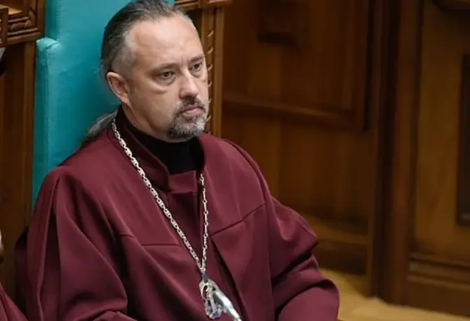 Один із суддів Конституційного суду подав у відставку через тиск з боку Офісу президента